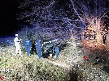 Bamberg-Gereuth: Auto &uuml;berschl&auml;gt sich am Silvesterabend auf Feldweg