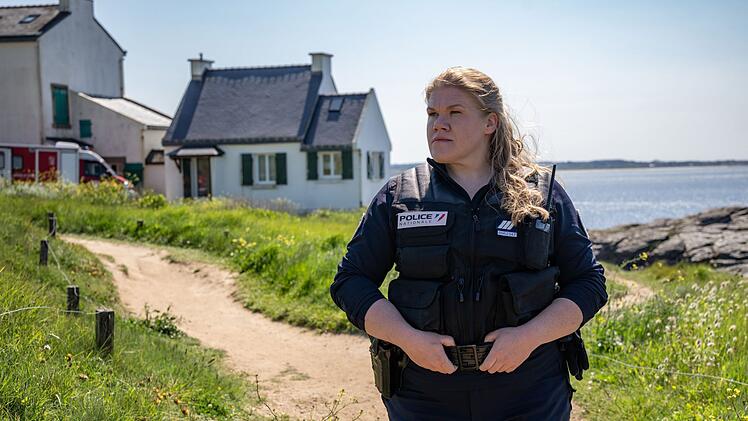 Auch Polizistin Nevou (Gisa Flake) wird auf die Insel gerufen und beteiligt sich an den Ermittlungen. Und sie wird ihre erste Befragung durchf&uuml;hren.