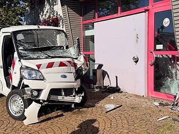 Schweinfurt: Transporter durchbricht Kraftwerk-Tor - Fahrer eingeklemmt