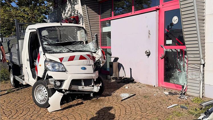 Schweinfurt: Transporter durchbricht Kraftwerk-Tor - Fahrer eingeklemmt