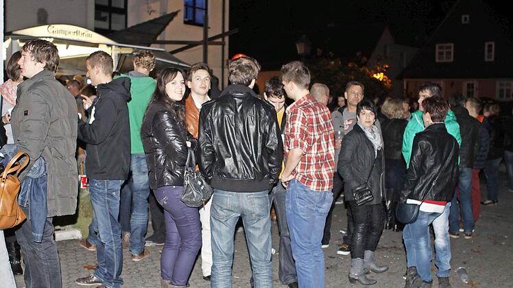 Überall waren beim musikalischen Kneipenbummel Leute unterwegs.