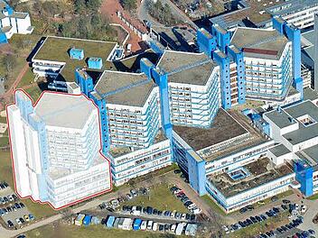 Der vierte Bettenturm, der das Klinikum am Bruderwald erweitern soll, ist in gleicher Bauweise wie der bisherige Bestand geplant. Foto: Ronald Rinklef, Montage: Klaus Heim