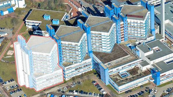 Der vierte Bettenturm, der das Klinikum am Bruderwald erweitern soll, ist in gleicher Bauweise wie der bisherige Bestand geplant. Foto: Ronald Rinklef, Montage: Klaus Heim