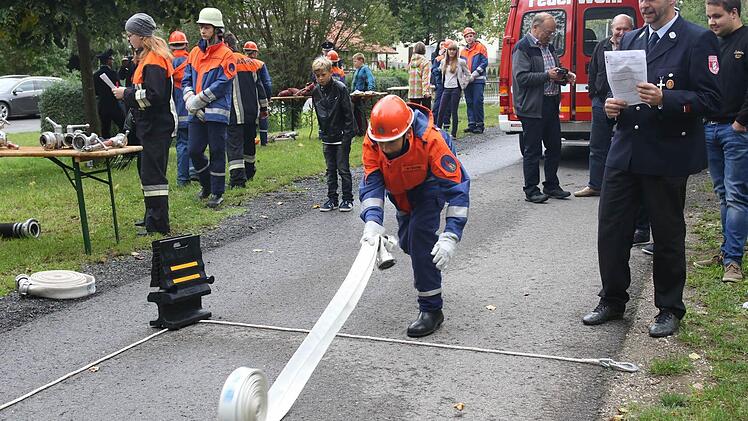 Marius Peschel rollt einen Schlauch zielgerecht vor den Augen von Florian Degner aus. Foto: Michael Stelzner