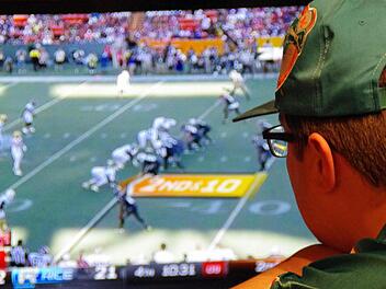 Nachtschicht für den Superbowl, da taucht der Zuschauer auch am Fernseher in die unheimlich dichte Atmosphäre des Spiels ab. Foto: Yvonne Meißner