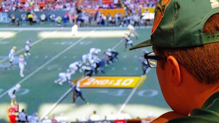 Nachtschicht für den Superbowl, da taucht der Zuschauer auch am Fernseher in die unheimlich dichte Atmosphäre des Spiels ab. Foto: Yvonne Meißner