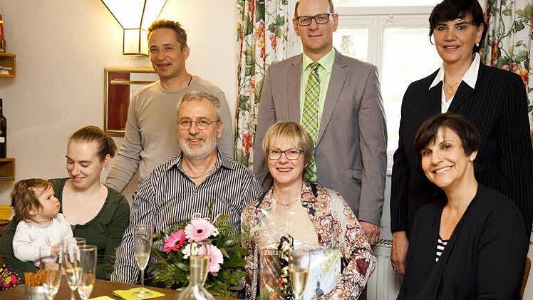 Strahlende Gesichter bei der Urlauberehrung (von links): Schmidt-Tochter Julia mit dem eigenen Nachwuchs und Partner, Marina Schmidt und ihr Lebensgefährte, Bürgermeister Thomas Stadelmann, Christine Straub und hinten Beate Reinhardt von der Verwaltung der Stadt Zeil  Foto: privat
