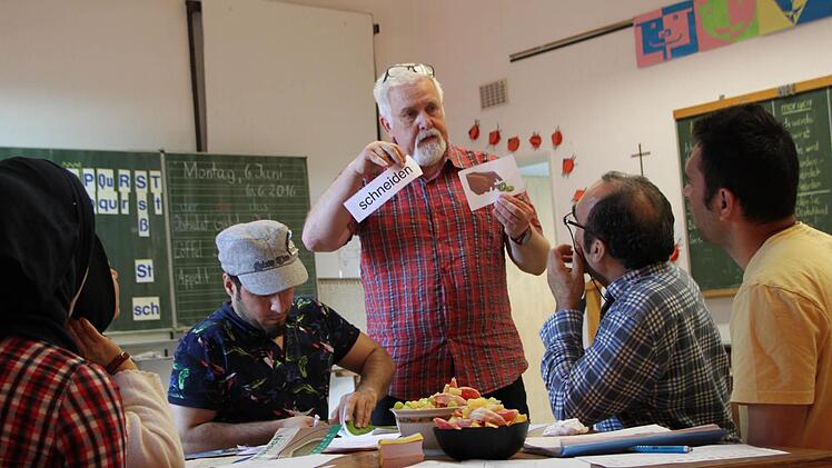 Die Flüchtlinge sind in der Schule konzentrierter und nehmen den Unterricht ernster, sagt Bernhard Schmitt. Foto: Ulrike Müller