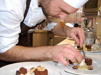 Maximilian Morhard (3. Platz und Publikumspreis) vom Romantikhotel Neumühle (Wartmannsroth) bei Anrichten seines Desserttellers.  Foto: Sigismund von Dobschütz