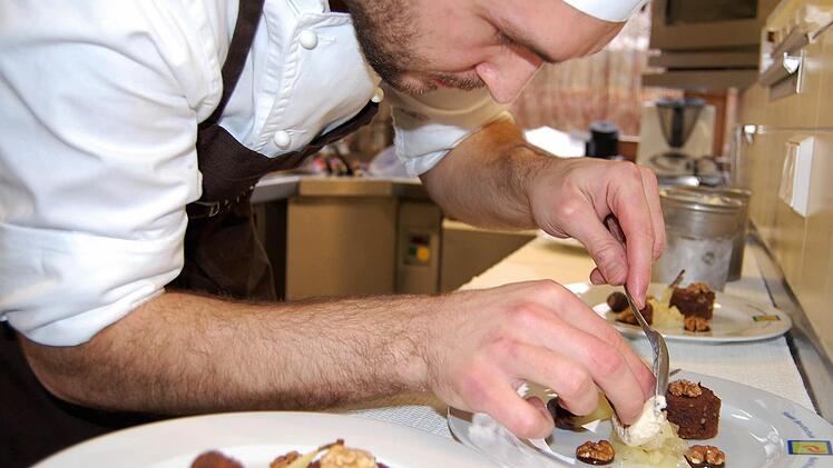 Maximilian Morhard (3. Platz und Publikumspreis) vom Romantikhotel Neumühle (Wartmannsroth) bei Anrichten seines Desserttellers.  Foto: Sigismund von Dobschütz