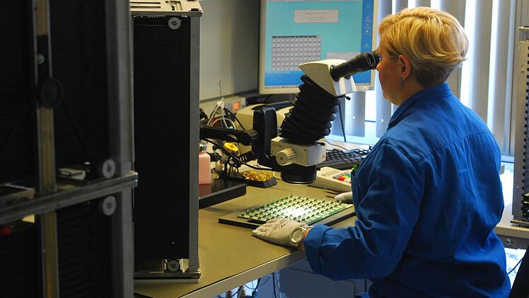 Prüfen, kontrollieren, durchchecken und wieder prüfen: Bis ein Gerät die Firma Innosent verlässt, geht es durch viele Hände.