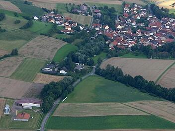 Ein Radweg von Döringstadt entlang der Straße (Bildmitte) nach Eggenbach wünschten sich die Kinder ebenso wie das Saubermachen des Oberbrunner Bachbettes und das Beseitigen der Unebenheiten auf dem Radweg zwischen Prächting und Kleukheim.  Archivbild: Matthias Einwag