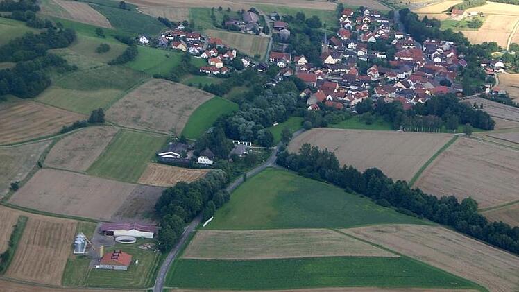 Ein Radweg von Döringstadt entlang der Straße (Bildmitte) nach Eggenbach wünschten sich die Kinder ebenso wie das Saubermachen des Oberbrunner Bachbettes und das Beseitigen der Unebenheiten auf dem Radweg zwischen Prächting und Kleukheim.  Archivbild: Matthias Einwag