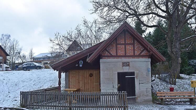 Auf den ersten Blick sieht man es nicht, aber die Drainage und der Backraum des Schlettacher Backhauses sind sanierungsbedürftig. Dank einer Förderung kann nun geholfen werden. Foto: Gabi Arnold