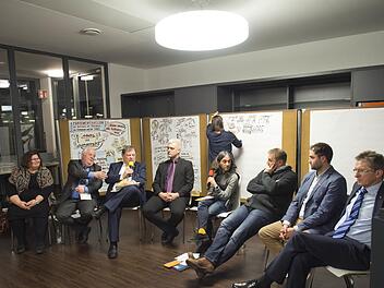 Auf dem Podium sa&szlig;en von links: Christine Kamm (MdL), Fritz Lei&szlig; (Lei&szlig; Werkzeugbau), Carl-August Heinz (Heinz-Glas-Group), Lars Hofmann (Moderator), J&uuml;rgen Baumg&auml;rtner (MdL), Christian Ohlraum (HWK Bayreuth), Hans Rebhan (IHK Kronach). Im Hintergrund visualisierte Ulrike Mahr die Redebeitr&auml;ge.Nicole Julien-Mann
