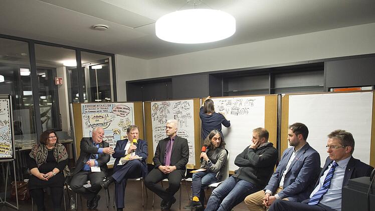 Auf dem Podium sa&szlig;en von links: Christine Kamm (MdL), Fritz Lei&szlig; (Lei&szlig; Werkzeugbau), Carl-August Heinz (Heinz-Glas-Group), Lars Hofmann (Moderator), J&uuml;rgen Baumg&auml;rtner (MdL), Christian Ohlraum (HWK Bayreuth), Hans Rebhan (IHK Kronach). Im Hintergrund visualisierte Ulrike Mahr die Redebeitr&auml;ge.Nicole Julien-Mann