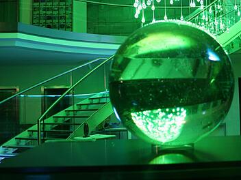 Mit einer Abendöffnung wird am Mittwoch an die Einweihung des Glasmuseums Rosenau vor zehn Jahren erinnert ("Shere in a Cube" des Künstlerduos Brychtova/Libensky)Foto: Archiv/Jochen Berger