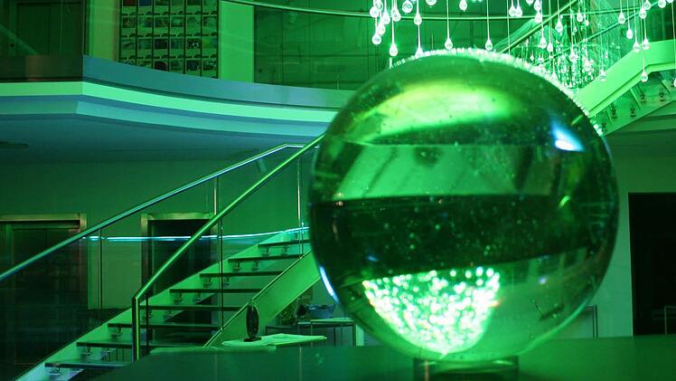 Mit einer Abendöffnung wird am Mittwoch an die Einweihung des Glasmuseums Rosenau vor zehn Jahren erinnert ("Shere in a Cube" des Künstlerduos Brychtova/Libensky)Foto: Archiv/Jochen Berger