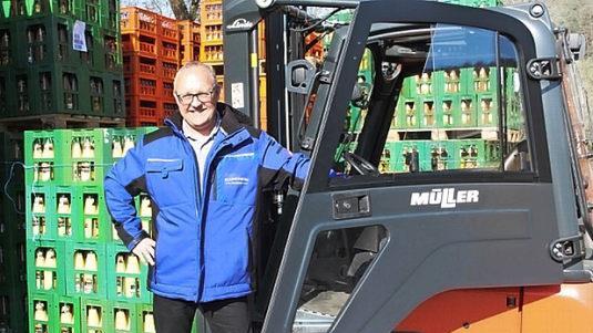 Gesch&auml;ftsf&uuml;hrer Sven Distler setzt auch beim Fuhrpark auf umweltfreundlich. Der neue Gabelstapler wird elektrisch angetrieben.