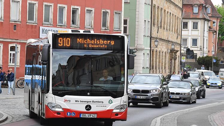 ÖPNV (Öffentlicher Personen-Nahverkehr) kontra MIV (motorisierte Individualverkehr): "Wir müssen mehr Mut haben, die Innenstädte für den MIV unattraktiver zu machen", sagt dazu Gerrit Poel.  Foto: Ronald Rinklef