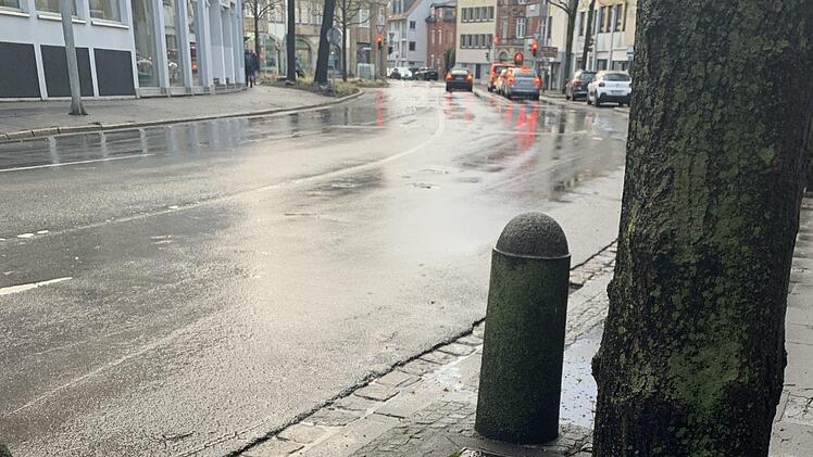 In der Coburger Innenstadt wurden einige Wahlplakate vom Sturmtief zerstört.Oliver Schmidt