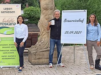 In den Startlöchern für den Brauereienlauf 2021 stehen (von links) Bianca Müller (Tourismusmanagerin Fränkische Toskana), Tobias und Judith Heinze (Tricamp).  Foto: privat