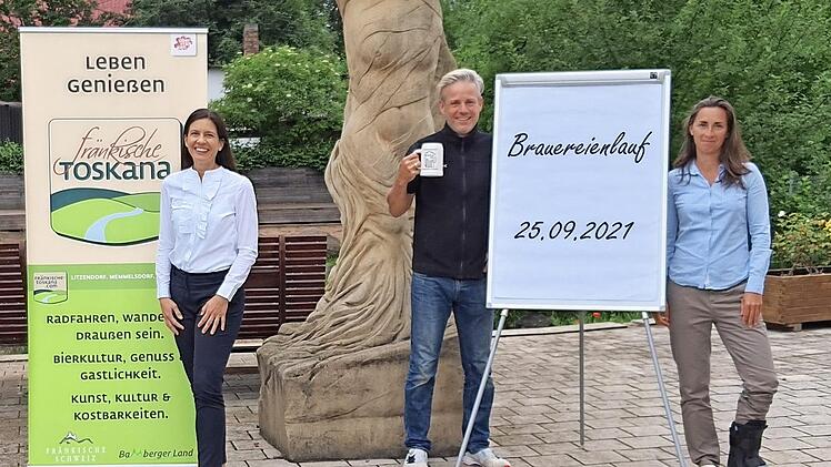 In den Startlöchern für den Brauereienlauf 2021 stehen (von links) Bianca Müller (Tourismusmanagerin Fränkische Toskana), Tobias und Judith Heinze (Tricamp).  Foto: privat