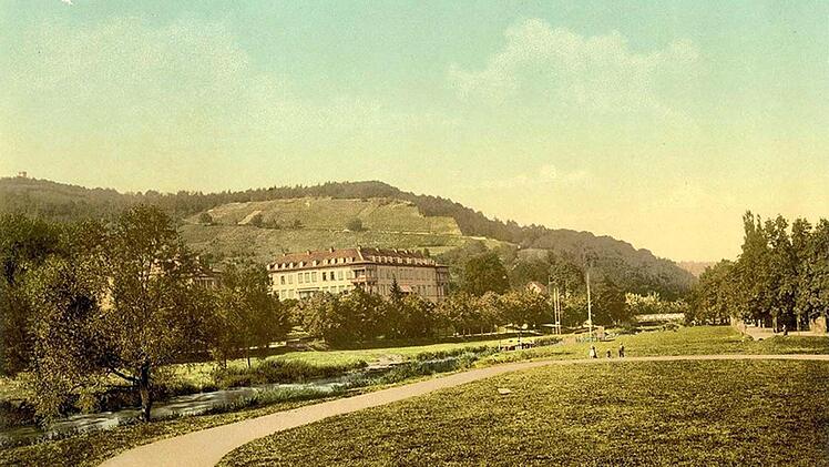 Aus dem Jahr 1900 soll diese Ansicht mit Blick auf den Fürstenhof stammen. Dann wäre dies die alte Rennbahn des Velociped-Clubs, die später der Radfahrschule weichen wird. Foto: Repro Saale-Zeitung
