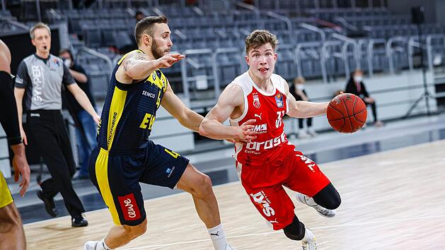Bennet Hundt (rechts) zieht am Oldenburger Keith Hornsby vorbei. Der Bamberger Aufbauspieler war mit 20 Punkten bester Werfer seiner Mannschaft, auf sein Konto gingen aber auch sieben der 16 Ballverluste, die sich die Gastgeber leisteten. Foto: Daniel Löb