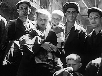 W&auml;hrend die Welt die Bilder der KZ-Befreiung als Symbol des Triumphs begr&uuml;&szlig;te, hatten die ehemaligen Insassen auch danach noch zu leiden.