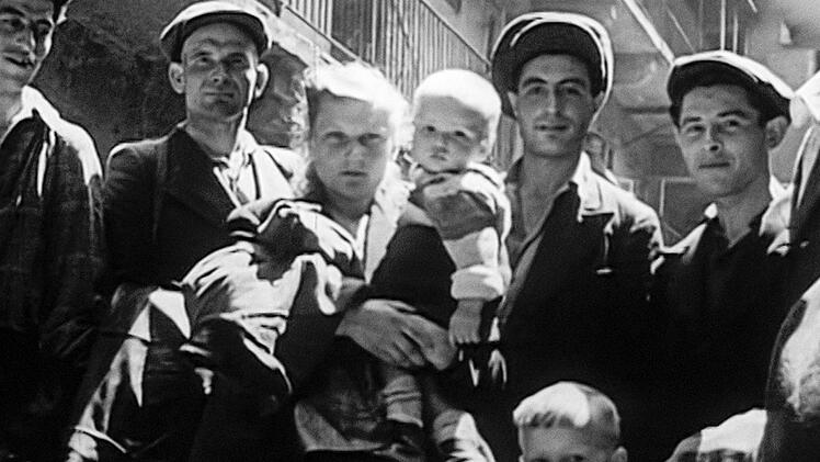 W&auml;hrend die Welt die Bilder der KZ-Befreiung als Symbol des Triumphs begr&uuml;&szlig;te, hatten die ehemaligen Insassen auch danach noch zu leiden.