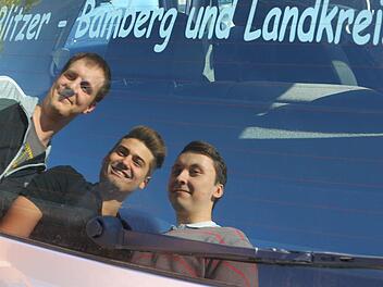 Erwischt! Diesmal wurden Julian Brehm, Fabian Pflefka und Michael Geuß doch geblitzt - aber nur von infranken-Fotografin Barbara Herbst, die die drei als Spiegelung in der Heckscheibe ablichtete: Darauf wirbt ein Aufkleber für die Blitzer Bamberg und Landkreis. Foto: Barbara Herbst