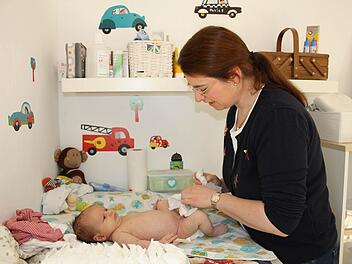 Hebamme Denise Brüne untersucht den einen Monat alten Benedikt bei einem Hausbesuch. Alle Fotos: Verena Pohl