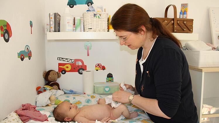 Hebamme Denise Brüne untersucht den einen Monat alten Benedikt bei einem Hausbesuch. Alle Fotos: Verena Pohl