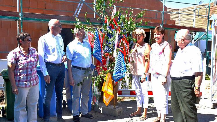 Der Baum zum Richtfest am Therese-Stählin-Haus war fränkisch geschmückt und mit den traditionellen Schnupftüchern für die Handwerker versehen. Mit auf dem Bild stehen von links Renate Schubert-Eisenhardt, Pfarrer Wolfgang Scheidel, Pfarrer Richard Brütting, Erika Jünger, Pflegedienstleitung, Christine Deininger, Leitung Altenhilfe der Diakonie Haßberge und Walter Brünnler, Zweiter Vorsitzender des Diakonievereins.  Foto: Gerhardt Schmidt