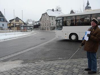 Omnibusse und Laster kommen von der Bundesstraße 85 über die Kreisstraße KC 11 in die Ortsmitte, weil sie nicht durch die Unterführung der Kreisstraße KC 9 am Ortseingang passen. Der Behindertenbeauftragte Michael Pütterich kämpft für eine Verbesserung der Situation. Foto: Karl-Heinz Hofmann