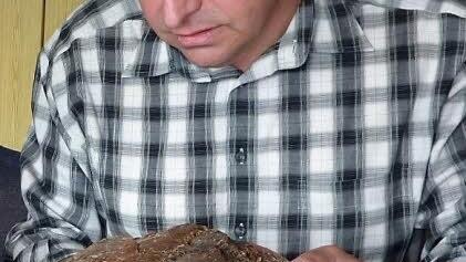 Diplom-Geologe Harald Tragelehn begutachtet Gestein aus dem örtlichen Rotliegenden vor etwa 270 Millionen Jahren.  Foto: Gerd Fleischmann