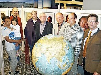 Die Ausstellung "Ich integriere mich von frühmorgens bis spätabends - Vom Wegmüssen und Ankommen" ist derzeit im Haus der Langen Rhön zu sehen. Das Bild zeigt die Teilnehmer der Ausstellungseröffnung, von links: Tahir Gholami und seine Tochter Atafeh, Klaus Spitzl, Barbara und Volker Dauscher, Michael Geier, Michael Dohrmann und Peter Suckfüll.  Foto: Marion Eckert