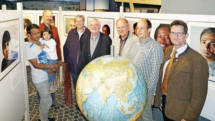 Die Ausstellung "Ich integriere mich von frühmorgens bis spätabends - Vom Wegmüssen und Ankommen" ist derzeit im Haus der Langen Rhön zu sehen. Das Bild zeigt die Teilnehmer der Ausstellungseröffnung, von links: Tahir Gholami und seine Tochter Atafeh, Klaus Spitzl, Barbara und Volker Dauscher, Michael Geier, Michael Dohrmann und Peter Suckfüll.  Foto: Marion Eckert