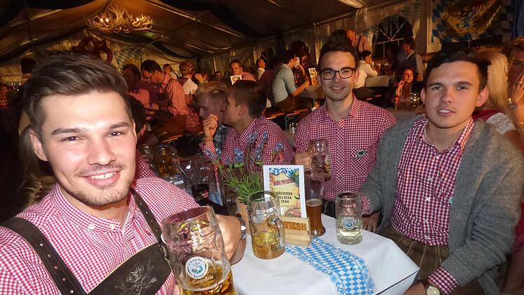 Wie in München wird in Moggast mit einer Maß Bier angestoßen. Foto: Thomas Weichert