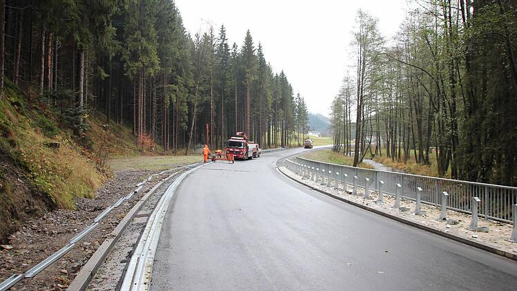 Die Stützen der Leitplanken werden in den Boden gerammt.  Foto: Friedwald Schedel