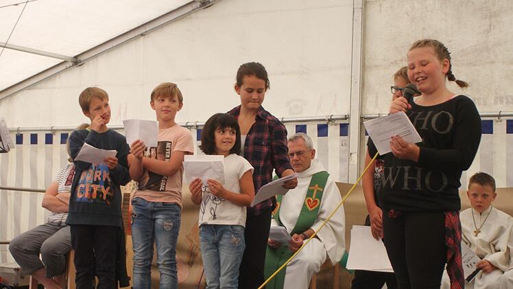 Das Evangelium vom Zöllner Zachäus boten die Kinder in einem Rollenspiel; im Hintergrund Stadtpfarrer Bernhard Öchsner.