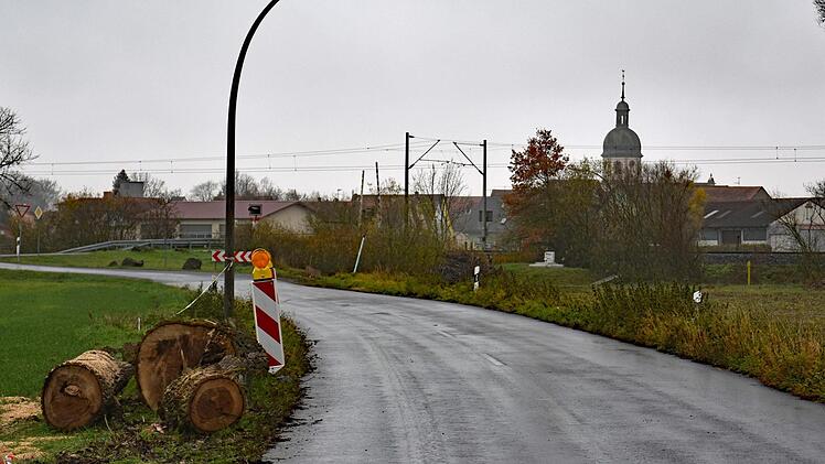 Entlang der Pfarrer-Kraiß-Straße in Augsfeld wünschen sich die Bürger schon lange einen Geh- und Radweg.Ulrike Langer