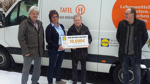 Dafür stellt man sich gern einmal ins Schneegestöber. Einen symbolischen Scheck überreichten der Lidl-Beauftragte Uwe Schmidt (rechts) und Filialleiterin Susanne Kirsch (2. von links) an Hans Jürgen Schelle (Bildmitte) und Klaus Hartmann (links) von der Bad Brückenauer Tafel.Rolf Pralle