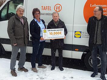Dafür stellt man sich gern einmal ins Schneegestöber. Einen symbolischen Scheck überreichten der Lidl-Beauftragte Uwe Schmidt (rechts) und Filialleiterin Susanne Kirsch (2. von links) an Hans Jürgen Schelle (Bildmitte) und Klaus Hartmann (links) von der Bad Brückenauer Tafel.Rolf Pralle