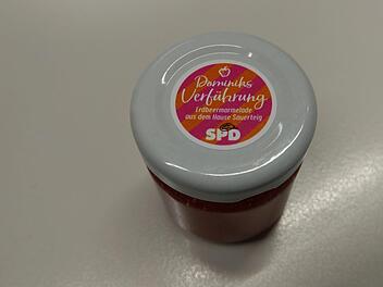 Die Marmelade sei von ihm selbst gemacht, versichert der Spitzenkandidat der Coburger SPD, Dominik Sauerteig. Foto: Simone Bastian
