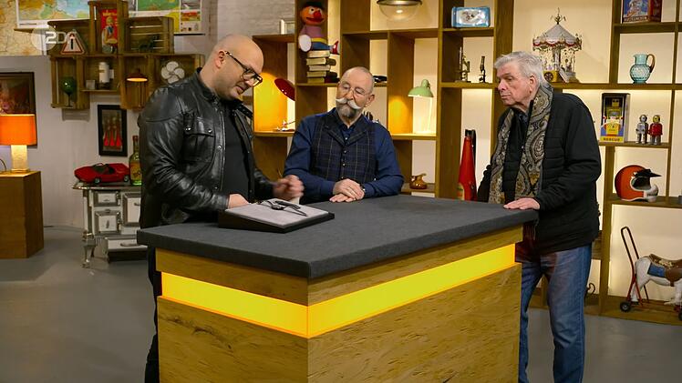 Trödelshow-Kandidat Rolf (rechts) fand mit seiner Design-Uhr viel Anklang bei Experte Sven Deutschmanek (links) und Moderator Horst Lichter. Im Händlerraum lief es weniger rund.