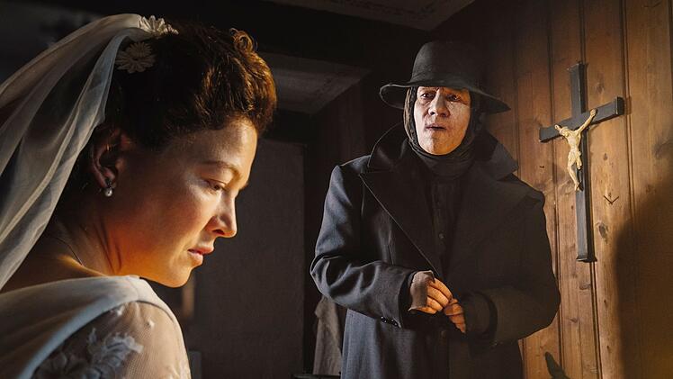 Nach dem Aufeinandertreffen mit Gefi (Hannah Herzsprung) hat der Boandlkramer (Michael "Bully" Herbig) Schmetterlinge im Bauch.