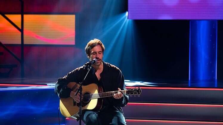 Max Giesinger greift selbst zur Gitarre, um Musikbeispiele zu illustrieren.