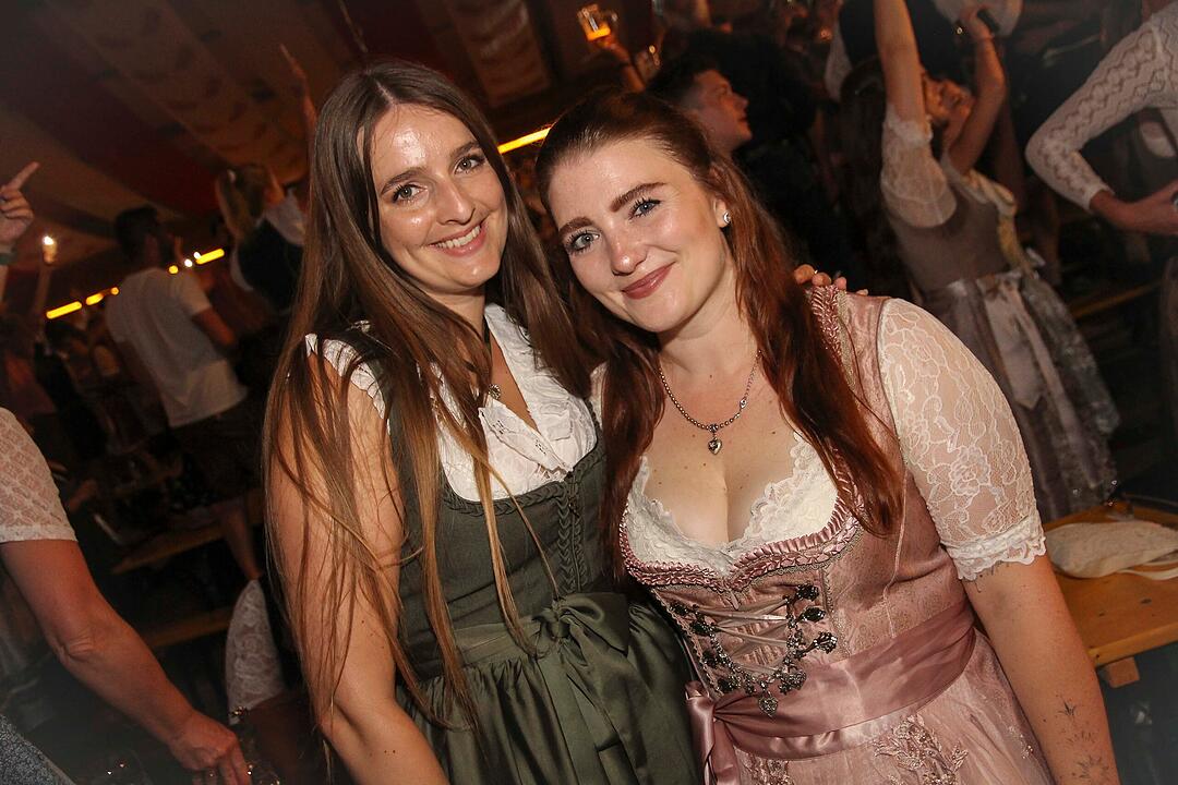 Die Stadlbesucher feierten mit den Stoapf&auml;lzer Spitzbuam.
